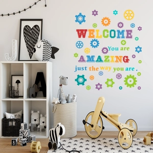 Detalle de adhesivos de pared de engranajes coloridos y frases motivadoras infantiles