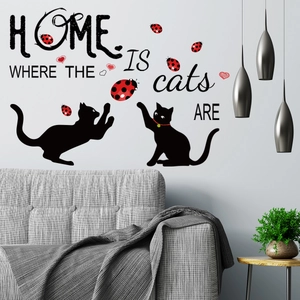 Dettaglio adesivo da parete Home is Where the Cats Are con sagome di gatti su muro grigio