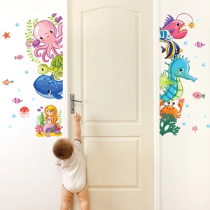 Détail de stickers muraux océan avec baleine et sirène sur une porte blanche d'enfant