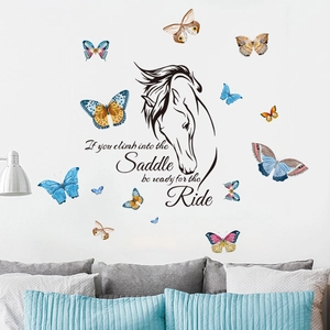 Adesivo murale luminoso con silhouette di cavallo, farfalle colorate e citazione