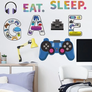 Detailansicht kreativer Gaming-Wandsticker mit Gamecontroller auf einer Schlafzimmerwand