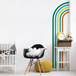 Wandtattoo Regenbogen Details in einem minimalistischen Kinderzimmer mit Holzspielzeug