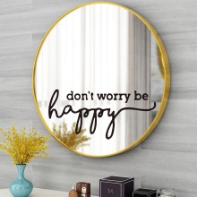 Detail eines runden Wandaufklebers mit Goldrahmen und Don't worry be happy Spruch
