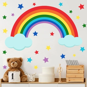 Detailansicht von Regenbogen und bunten Sternen Wandtattoos im gemütlichen Kinderzimmer