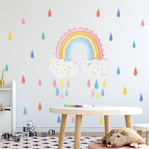 Detail von handgemalten Aquarell-Regenbogen-Wandstickern mit Wolken und bunten Regentropfen
