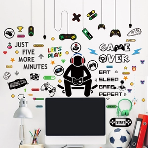 Detaillierte Gamer Wandtattoo mit Controllern und Gaming-Zitaten an weißer Wand