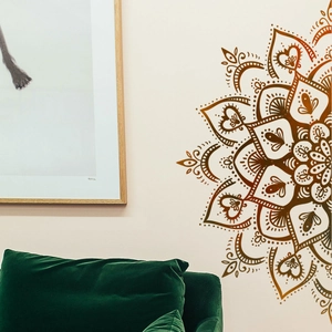 Braunes Mandala Wandtattoo kreatives Lotosmuster Dekoration auf cremefarbener Wohnzimmerwand