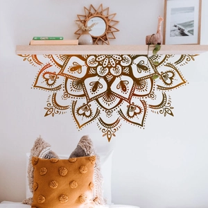 Detail eines dunkelbraunen Mandala-Wandtattoos im Halbkreis mit Boho-Blumenmustern