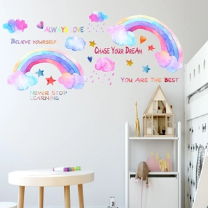 Detail von Aquarell-Regenbogen-Wandstickern mit Wolken und Sprüchen für Kinderzimmer