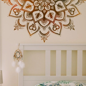 Mandala-Wandtattoo im Boho-Stil in Karamell-Farbverlauf auf weißem Schlafzimmerhintergrund