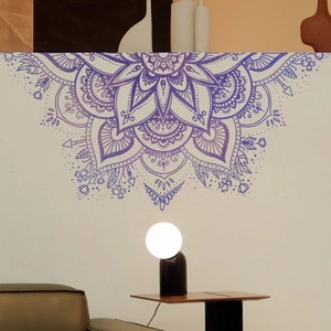Detail eines großen lila Mandala Wandaufklebers in einem modernen Wohnzimmerdekor