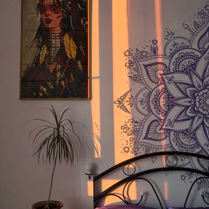 Böhmisches Schlafzimmer-Dekor mit lila Mandala-Wandtattoos und Lotus-Kunstakzenten