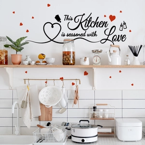Sticker mural de cuisine avec citation This Kitchen is Seasoned with Love et cœurs rouges