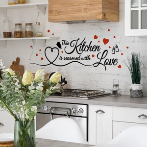 Sticker cuisine 'Seasoned with Love' avec motifs de cœur sur mur de briques blanches