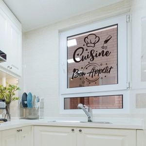 Détail des stickers muraux Cuisine Bon Appétit sur la vitre d'une cuisine moderne