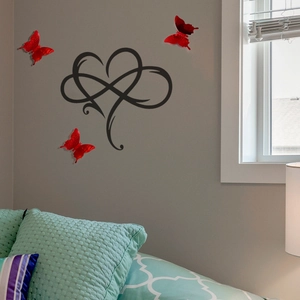 Détail d'un sticker mural cœur et infini avec des papillons rouges en 3D pour la chambre