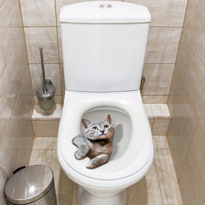 Dettaglio dell'adesivo 3D con gattino grigio applicato all'interno di un wc in ceramica bianca