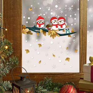 Detailansicht festlicher Weihnachts-Fensteraufkleber mit Eulen auf einer Glasscheibe