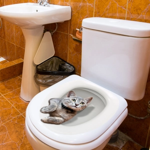Dettaglio dell'adesivo 3D con gattino grigio per il coperchio del water in bagno