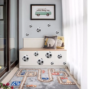 Vue détaillée de stickers muraux football créatifs dans une chambre d enfant moderne