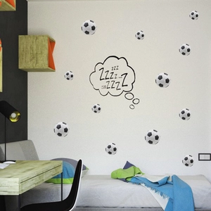 Détail des stickers muraux football incluant ballons noir et blanc et motifs de nuage ZZZ