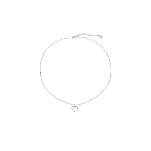 Collier à pendentif cœur en argent minimaliste avec détails en zircon sur fond blanc