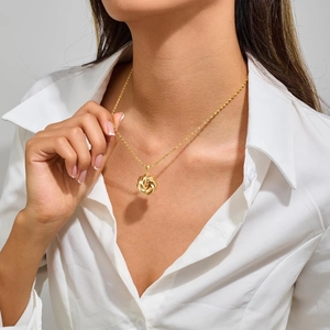 Elegante ciondolo a nodo placcato oro 18k con sottile catena a fune per donna