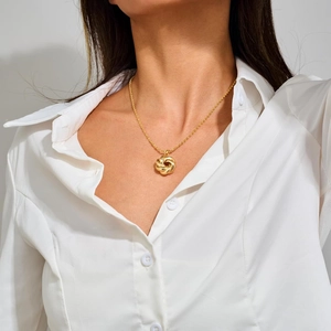Elegante catena a mais placcata in oro 18k con ciondolo a nodo intrecciato su modella