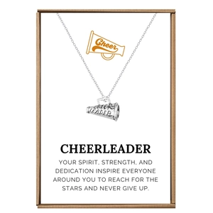 Dettaglio del ciondolo a megafono da cheerleader con incisione 'CHEER LEADER' su card