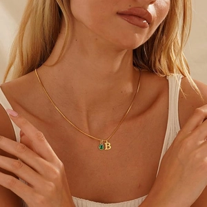 Elegante collana placcata oro 14K con pendente lettera B e pietra preziosa smeraldo