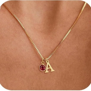 Collana placcata oro 14K con lettera A e pendente con pietra portafortuna rosa chic