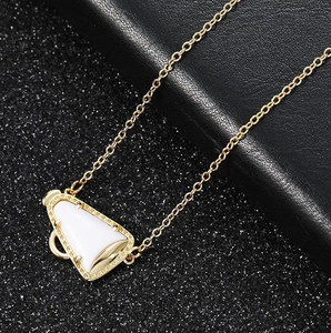 Collana con pendente a megafono dorato con intarsio in smalto bianco su carta regalo nera