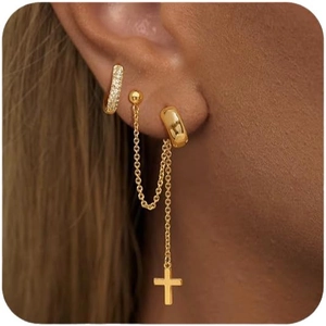 Set di orecchini in ottone dorato con nappe in zircone e ciondolo a croce su modella