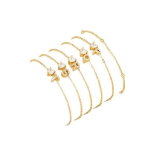 Elegante cavigliera dorata con gemma a cuore e ciondoli con iniziali in pavé