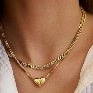 Chic collier double rang doré avec une chaîne gourmette plate et un pendentif cœur 3D