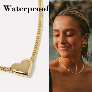 Collier étanche en maille gourmette dorée avec pendentif cœur minimaliste multicouche