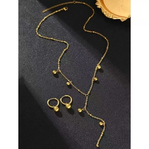 Elegante set di gioielli in oro con collana di perline e orecchini a cerchio abbinati