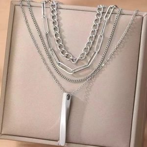 Collier argenté multicouche avec chaîne trombone et pendentif barre verticale