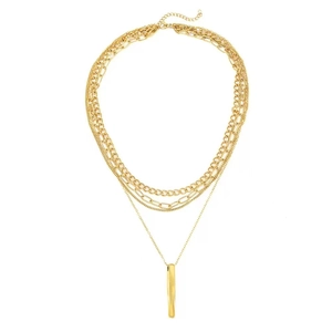 Collier multicouche doré avec un pendentif barre métallique torsadée sur fond blanc pur