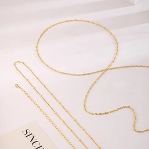 Vista detallada de múltiples cadenas de oro para la cintura con eslabones trenzados