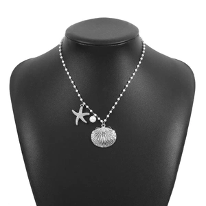 Collana di perle marine con ciondoli a forma di stella marina e conchiglia su catena