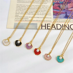 Elegantes collares dorados con colgantes de concha y perlas en seis colores variados