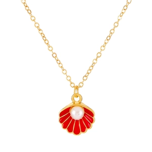 Detalle de collar de cadena dorada con colgante de concha esmaltada roja y perla central