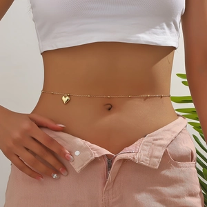 Boho-Hüftkette für Damen in Gold mit zarten Perlen und einem glatten Herzanhänger