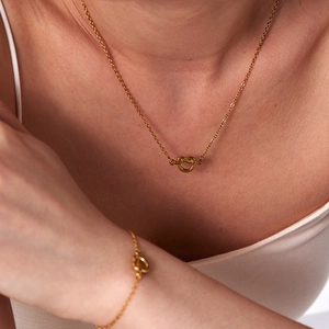 Minimalistisches Schmuckset mit 18K Vergoldung, Knotenhalskette und Armband für Damen
