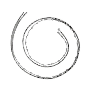 Cadena de cintura plateada de varias capas con cadena de serpiente sobre fondo blanco