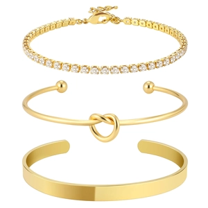 Set di tre gioielli placcati in oro con bracciale tennis e cerchi minimalisti a nodo di cuore