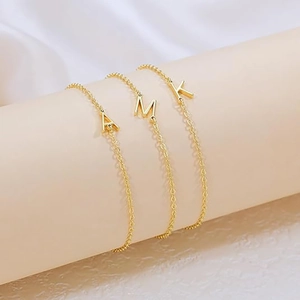 Verfijnde 14K vergulde minimalistische armbanden met bedeltjes van de letters A, M en K