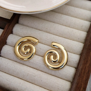 Boucles d'oreilles spirales géométriques en or 18K dans un écrin à bijoux en velours