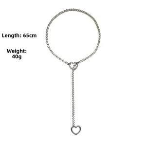 Detailansicht der silbernen Herzanhänger-Lariat-Halskette, 65 cm Länge und 40 g Gewicht